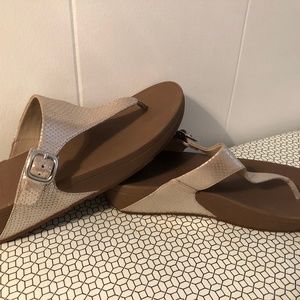 Like New Fitflop Skinny Toe-Thong in Gold Leather